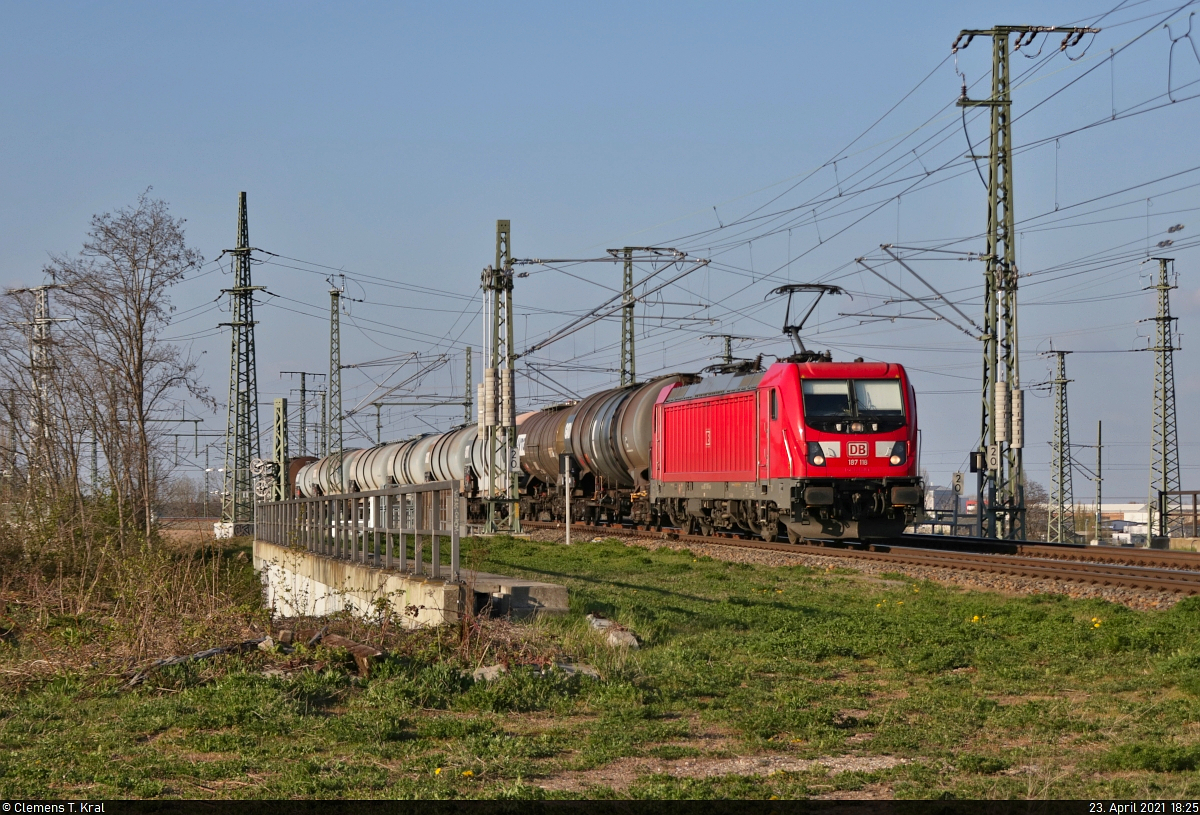 Überschaubarer Kesselzug mit 187 118-5 oberhalb der Leipziger Chaussee (B 6) in Halle (Saale) Richtung Abzweig Halle Thüringer Bahn.

🧰 DB Cargo
🕓 23.4.2021 | 18:25 Uhr