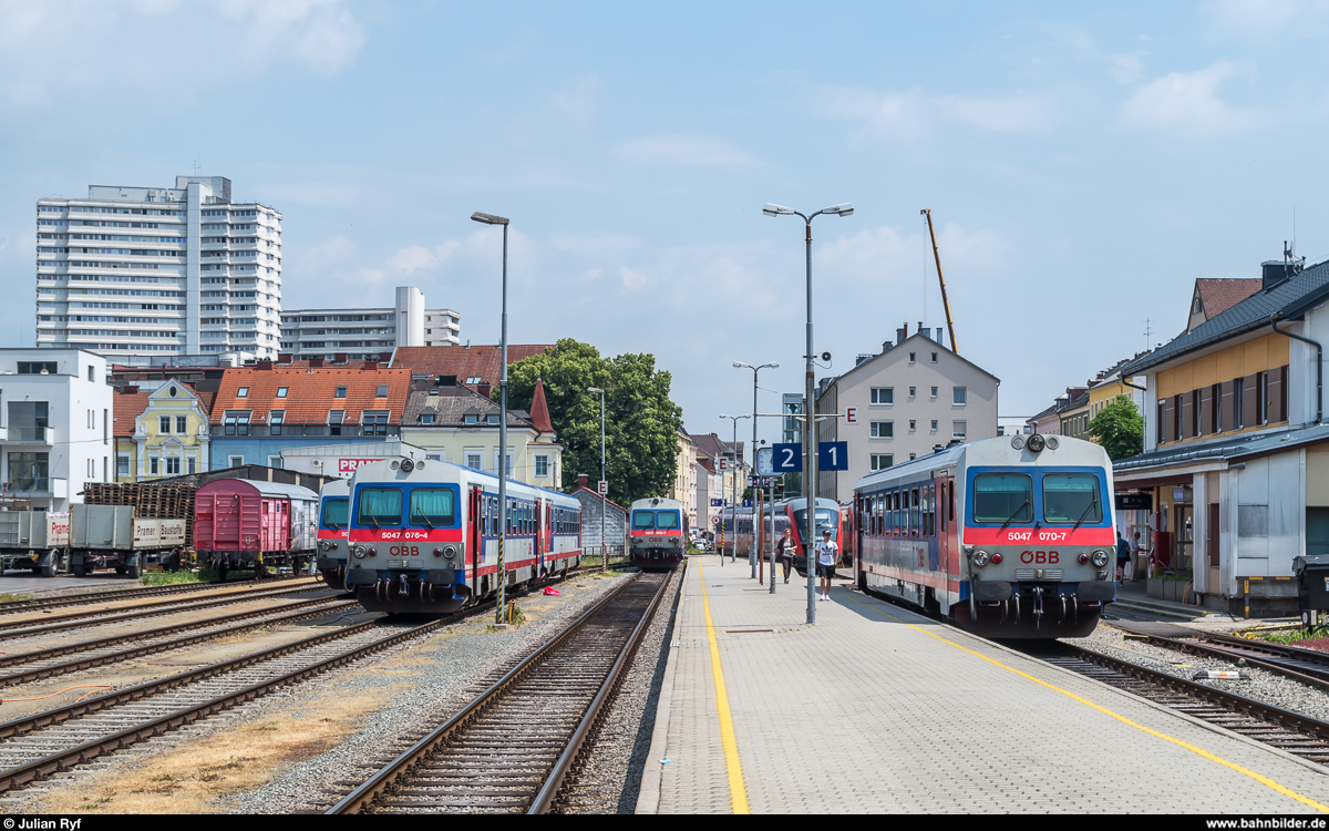 Übersicht über den Bahnhof Linz Urfahr am 31. Mai 2017. Die Triebwagen der Baureihe 5047 dominieren das Bild. Der rechts zu sehende 5047 070 wird den Mühlkreisbahnhhof in Kürze mit dem vornehmlich mit Schülern besetzten Mittagszug nach Neufelden verlassen.