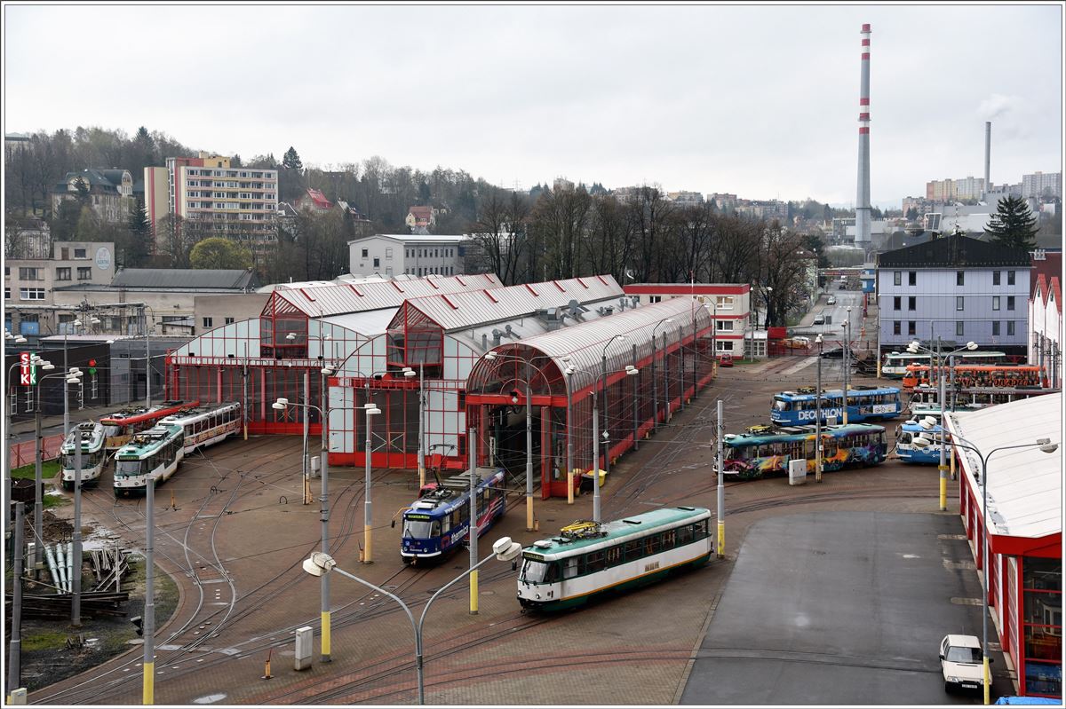 Übersicht über einen Teil des Tramdepot Liberec mit Dreischienengleis und dem normalspurigen Anschlussgleis im Hintergrund. (08.04.2017)
