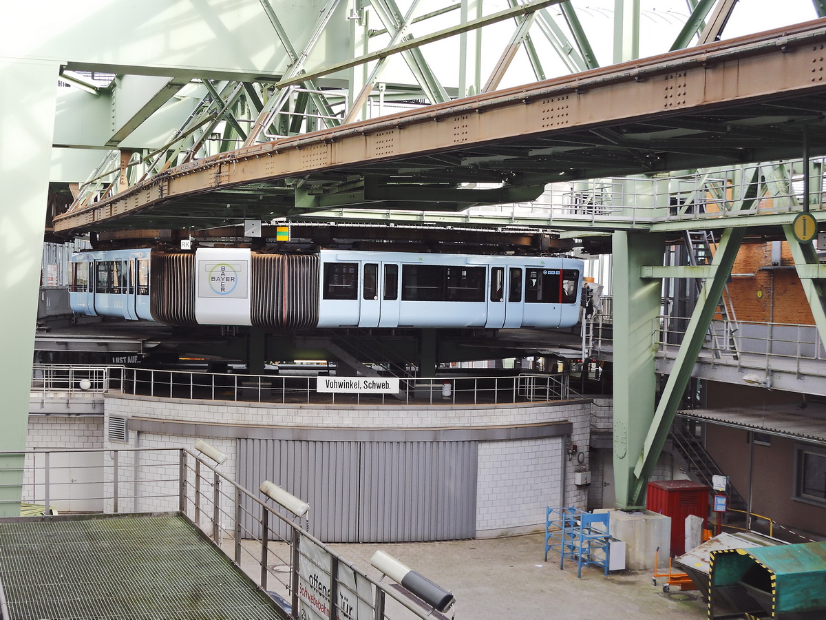 Übersicht über die Wendeschleife Vohwinkel der Wuppertaler Schwebebahn gesehen vom Eingang zur Abstellfläche am 24. Oktober 2019.