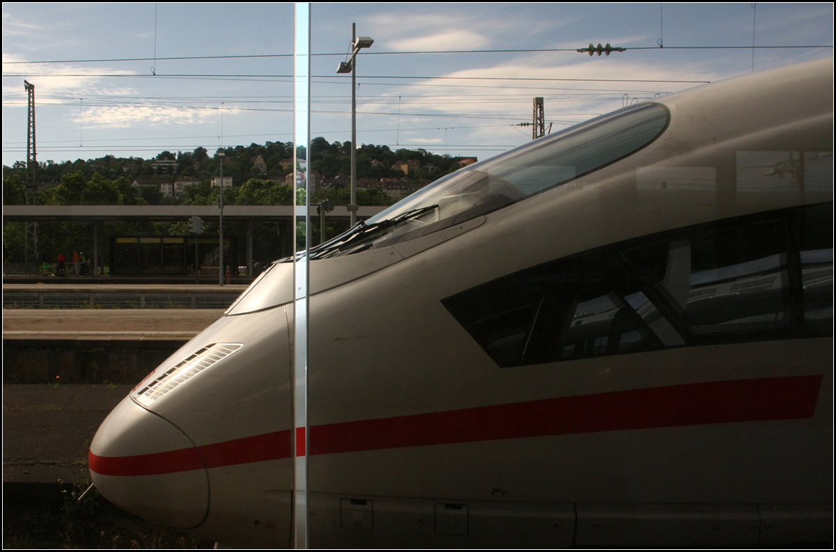 Überwiegend getönt -

Blick durch die getönten Scheiben eines Wartehäuschens im Stuttgarter Hbf auf einen ICE 3.

18.06.2016 (M)