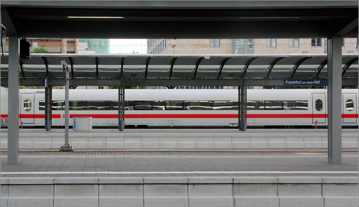 Überwiegend horizontale Linien; oder gestörte Symmetrie -

Impression mit ICE im Hauptbahnhof Frankfurt am Main. 
Da hat mich natürlich die genaue Passung des Waggons zwischen die Stützen im Vordergrund zur Kamera greifen lassen.

21.05.2017 (M)

