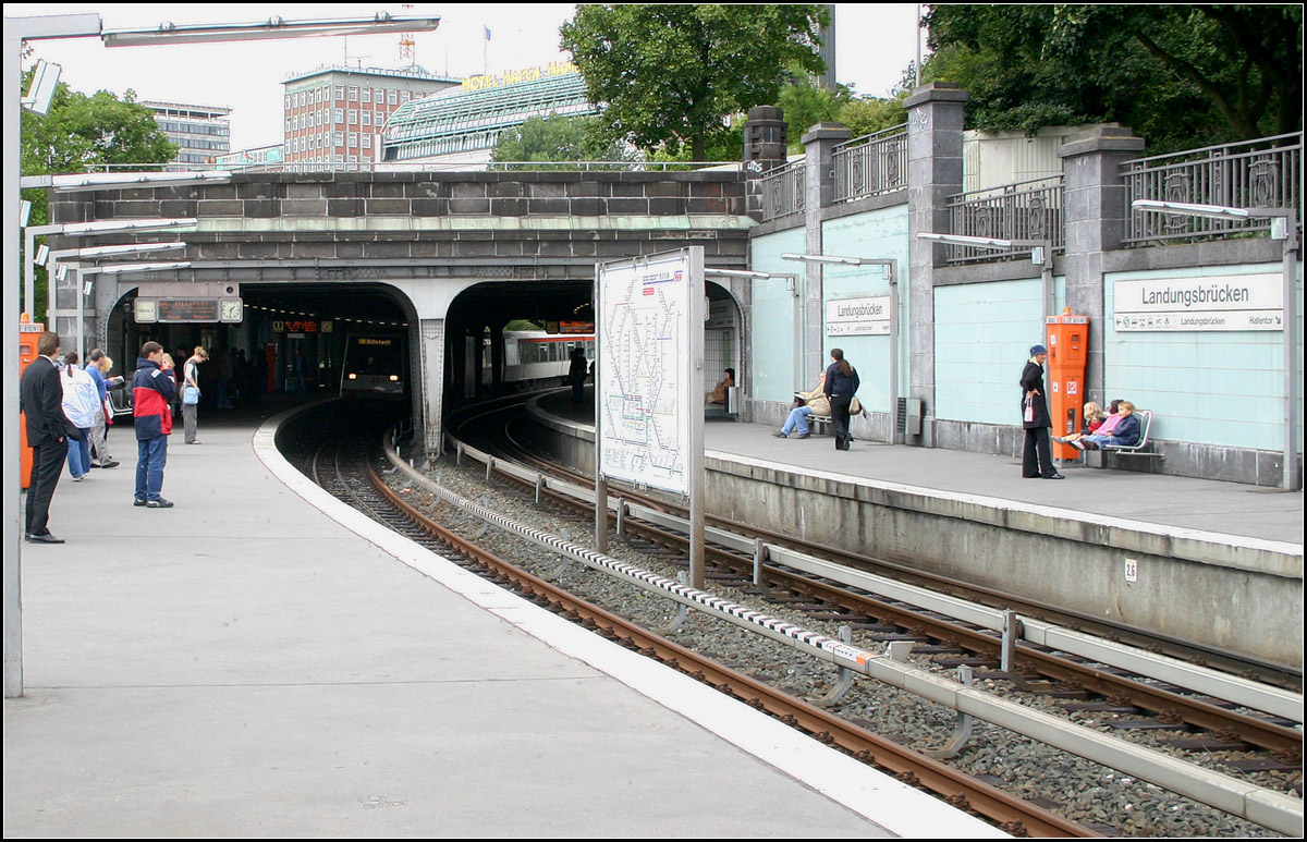 Überwiegend oberirdisch -

... die U-Bahnstation Landungsbrücken in Hamburg. Ein Teil ist allerdings auch überdeckt.

11.08.2005 (M)