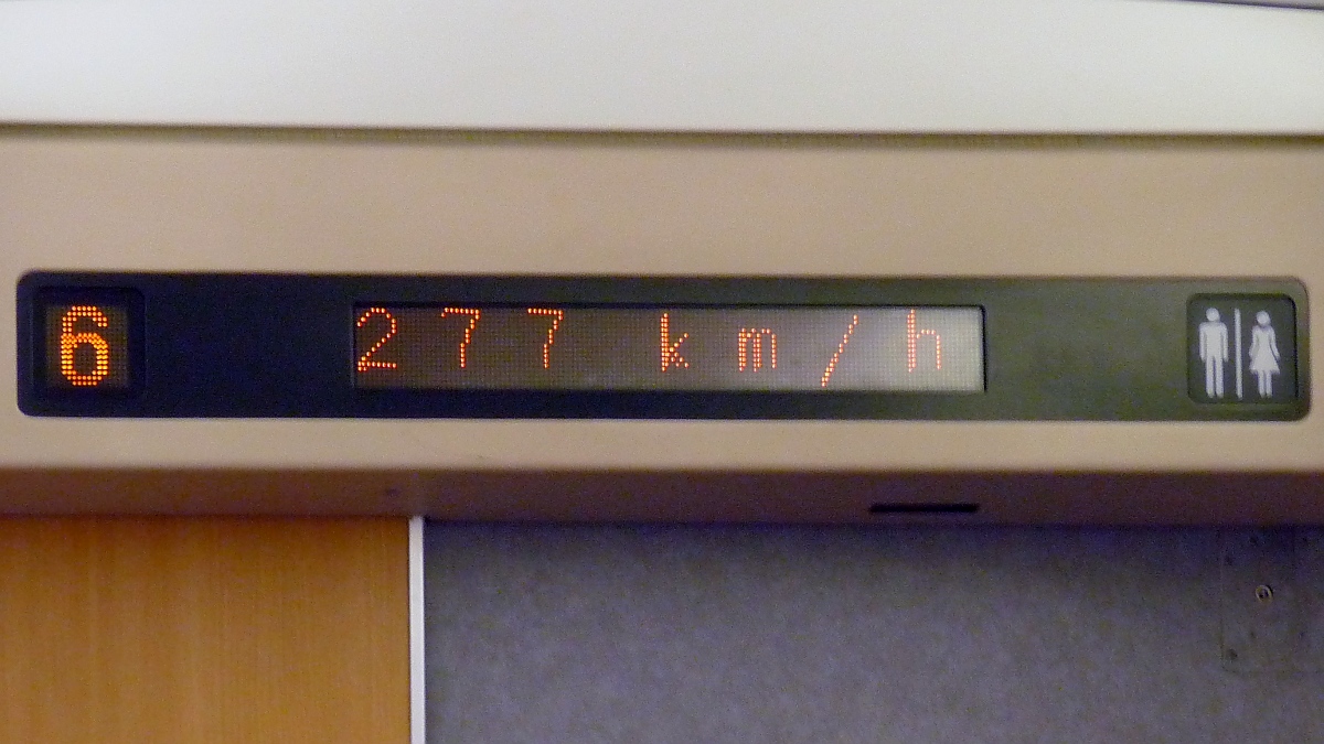 Üblich sind  nur  265 km/h, aber an diesem Tag hatte der Lokführer es etwas eiliger: Geschwindigkeitsanzeige in einem CRH2 zwischen Kunshan-Nan und Shanghai, 22.10.2015