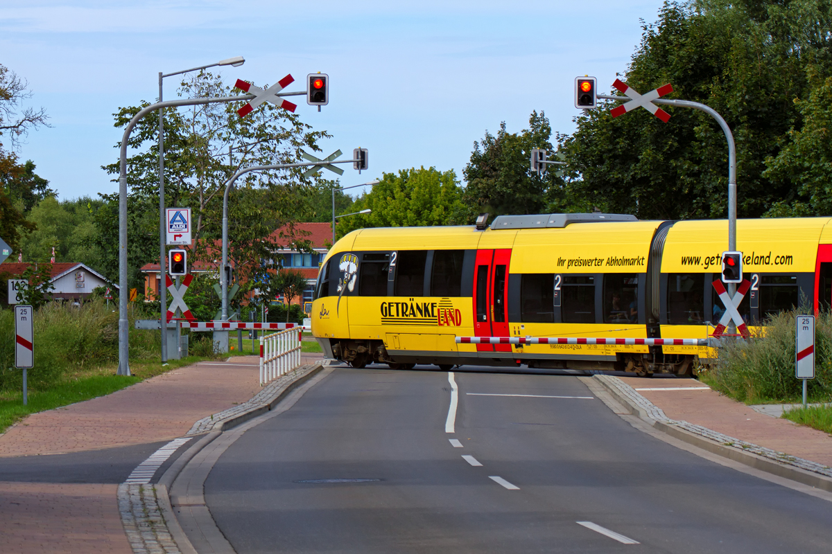 Ueckermünder Bahnübergang (Eggesiner Strasse) hier noch mit der so genannten Getränkeland Ola. - 11.07.2011