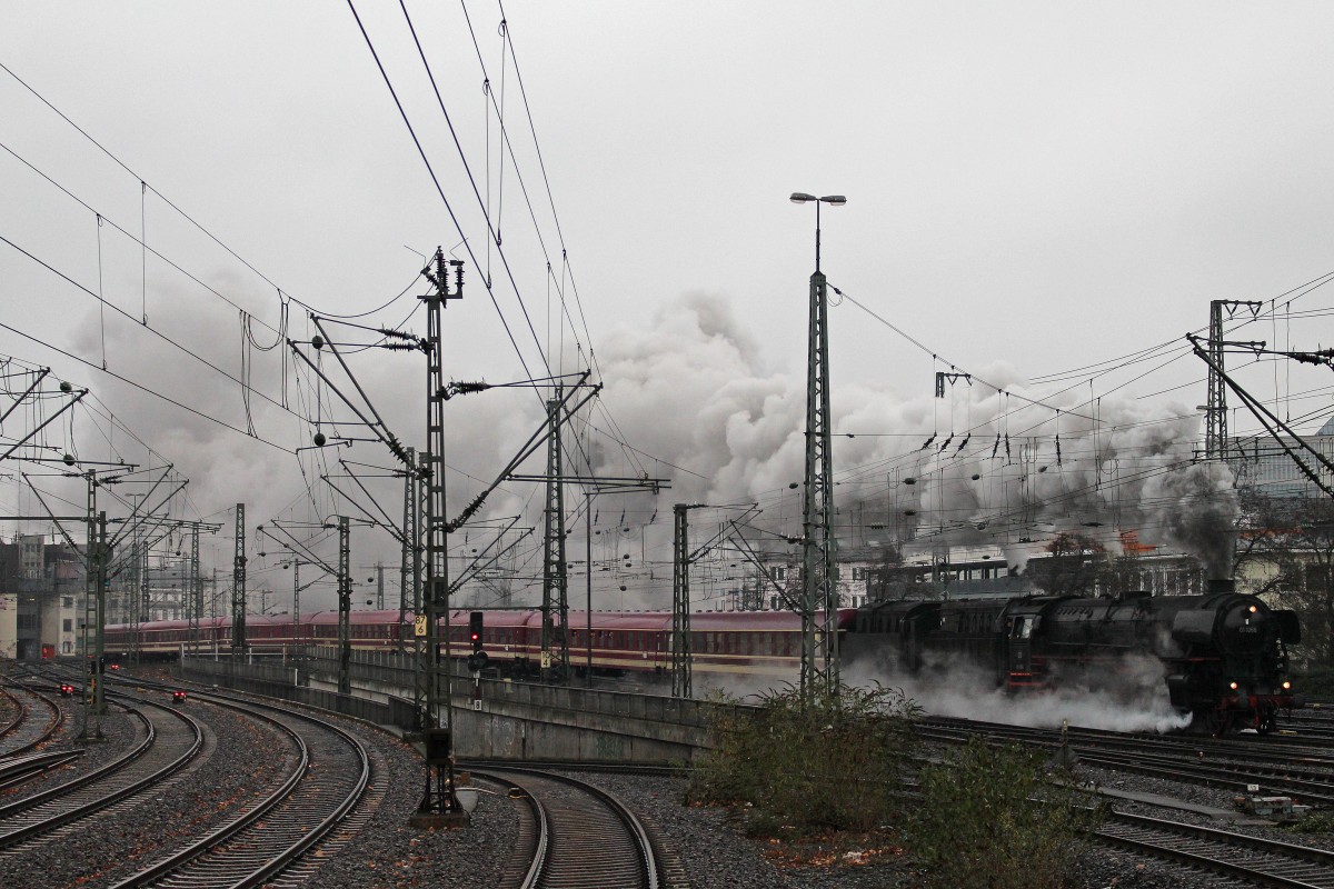 UEF 01 1066 am 6.12.13 mit einem Sonderzug beim verlassen des Düsseldorfer Hbf.