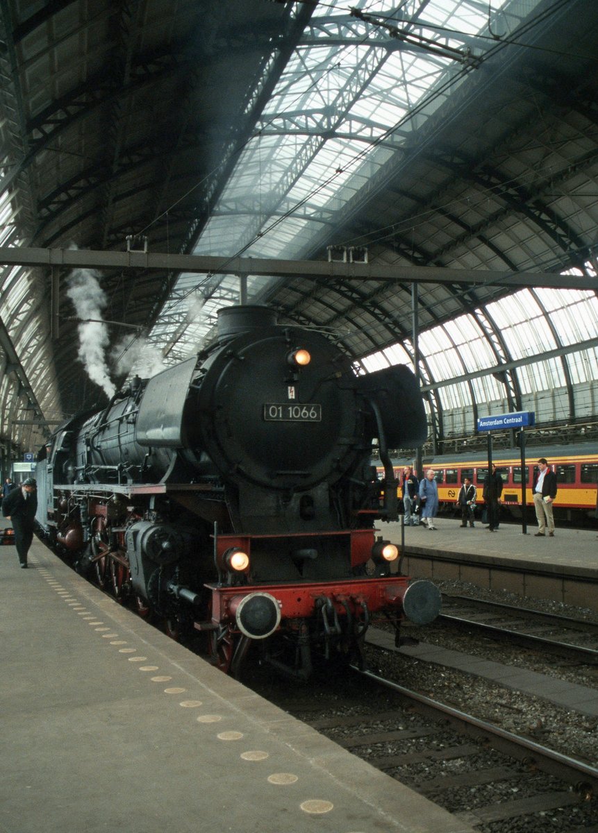 UEF 01 1066 mit Sonderzug der AG Westfalendampf (Amsterdam Centraal, 21.10.2001); digitalisiertes Dia.