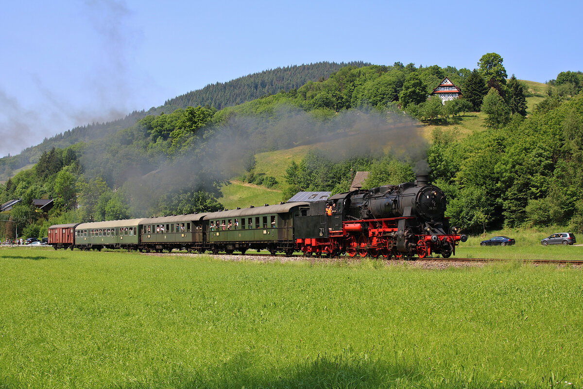 UEF 58 311 dampft mit ihrem Sonderzug zum Pfingstdampf über die Achertalbahn kurz vor erreichen ihres Zielbahnhofs Ottenhöfen im Schwarzwald. (29.05.2023)
