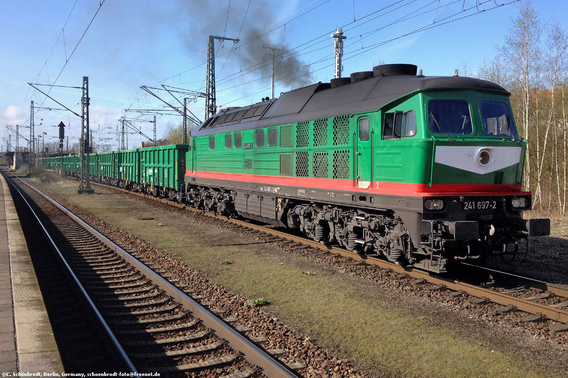 Uelzen, Diesellok 241 697-2 (9280 1 241 697-2 D-TRG) der Triangula Logistik GmbH mit Güterwagen der Starkenberger Güterlogistik GmbH, den Bahnhof Uelzen nordwärts durchfahrend. 2017,04,06