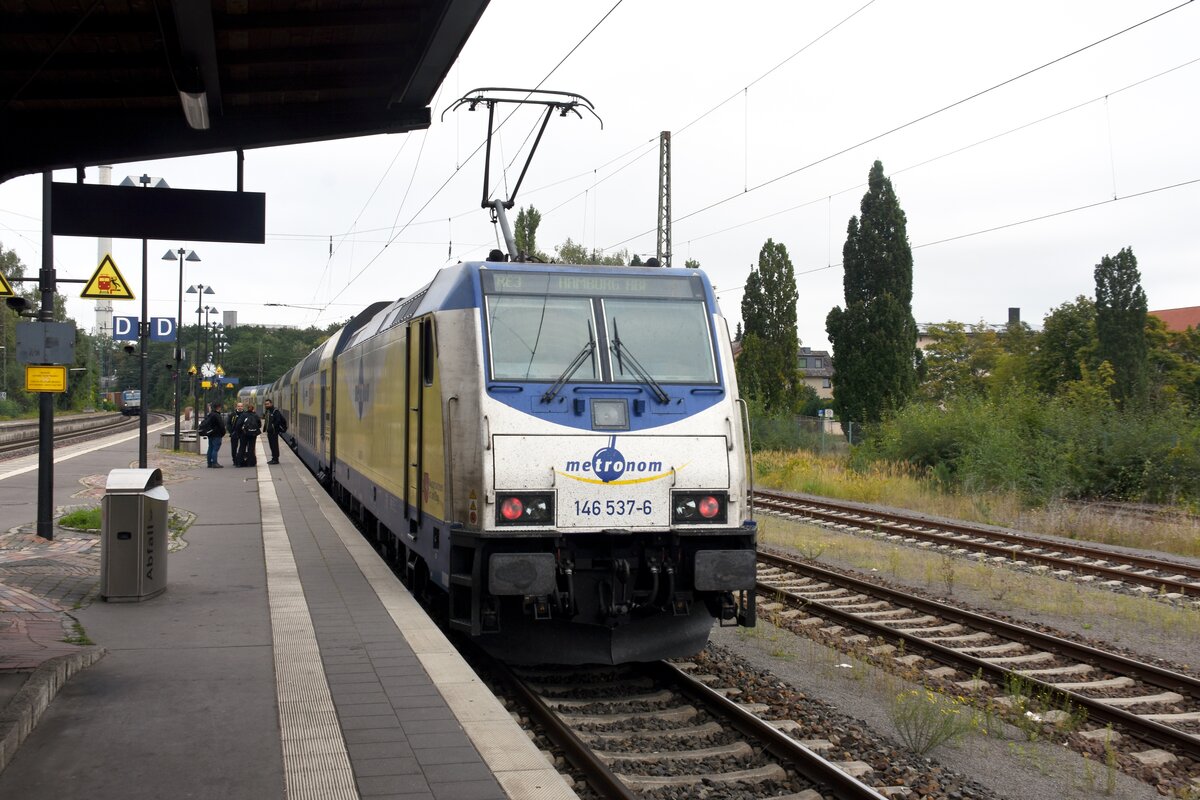 UELZEN (Landkreis Ulzen), 05.09.2021, 146 537-06 der Bahngesellschaft Metronom als RE 3 (Niedersachsen) nach Hamburg Hbf bei der Ausfahrt aus dem Bahnhof Uelzen
