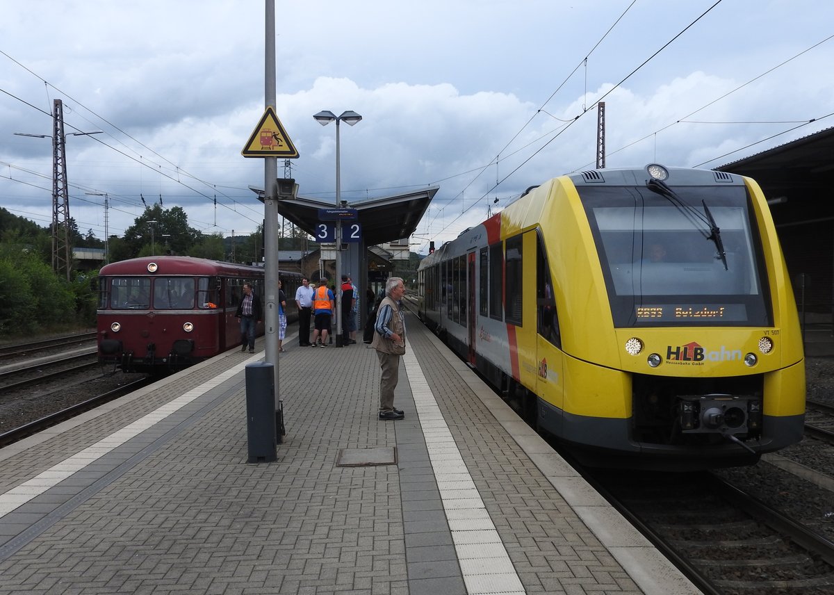  UERDINGER MEETS LINT - Triebwagenbegegnung zwischen dem alten UERDINGER VT 98
des  Förderverein Schienenbus Menden  mit einem LINT der HLB im Bahnhof KREUZTAL/
Siegerland bei der Pendelfahrt zwischen SIEGEN und KREUZTAL
bei  Lokschuppenfest Siegen  am 20.8.2016....