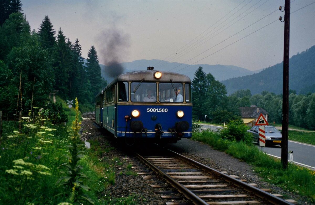 Uerdinger Schienenbus 5081.560 am 18.07.1986 auf der ÖBB-Bahnlinie Launsdorf-Hochosterwitz- Hüttenberg.