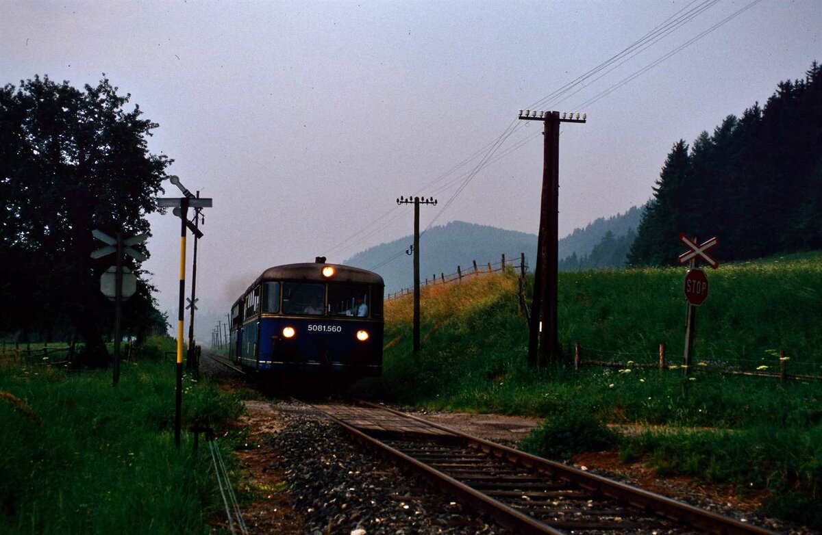Uerdinger Schienenbus 5081.560 (vorn) an einem Regentag auf der ÖBB-Nebenbahn Launsdorf-Hochosterwitz-Hüttenberg. Das Wetter des 18.07.1986 zeigte die Bahn so, wie es um sie beschaffen war. Auch der Fotograf spürte das.