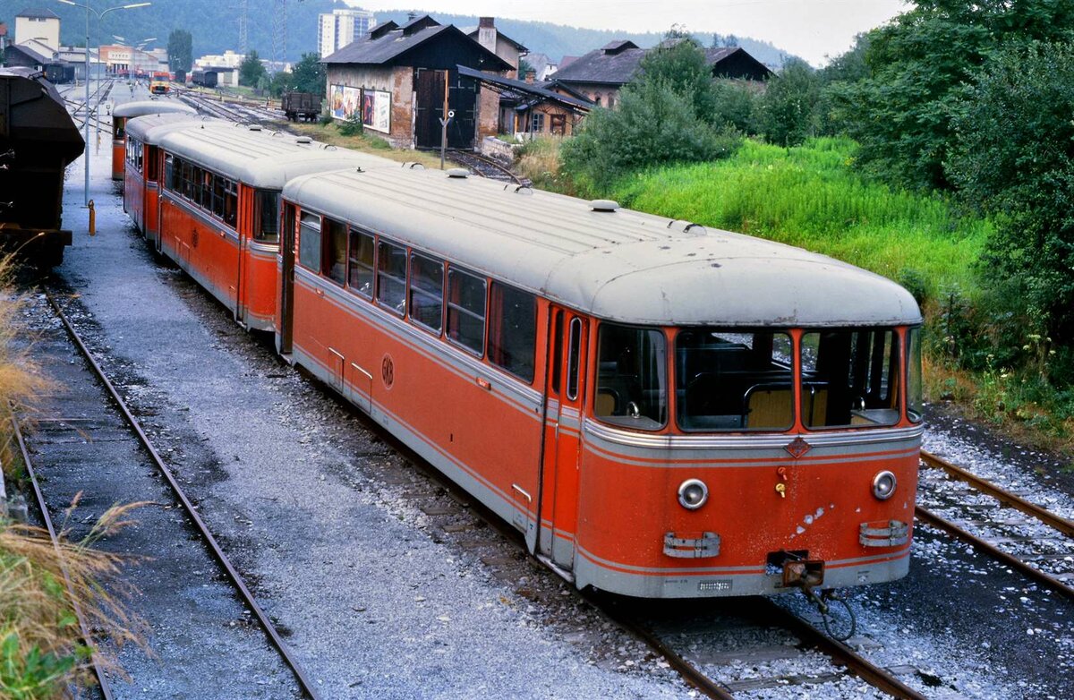 Uerdinger Schienenbusse der Baureihe 5010 auf der Graz-Köflacher-Bahn. Das sollte dann wohl Köflach sein. 
Datum: 15.07.1986