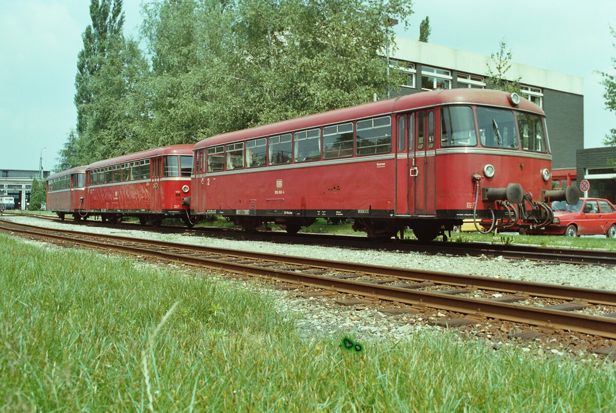 Uerdinger Schienenbusse beim DB-Bahnbetriebswerk Rosenheim, der Lokschuppen befindet sich links von den Uerdingern (12.06.1984)