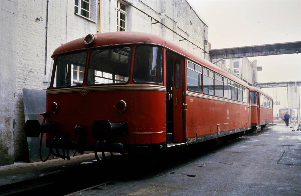Uerdinger Schienenbusse im Bw Heidelberg, das wie eine Ruine wirkte. Das Foto entstand am 03.11.1984.
