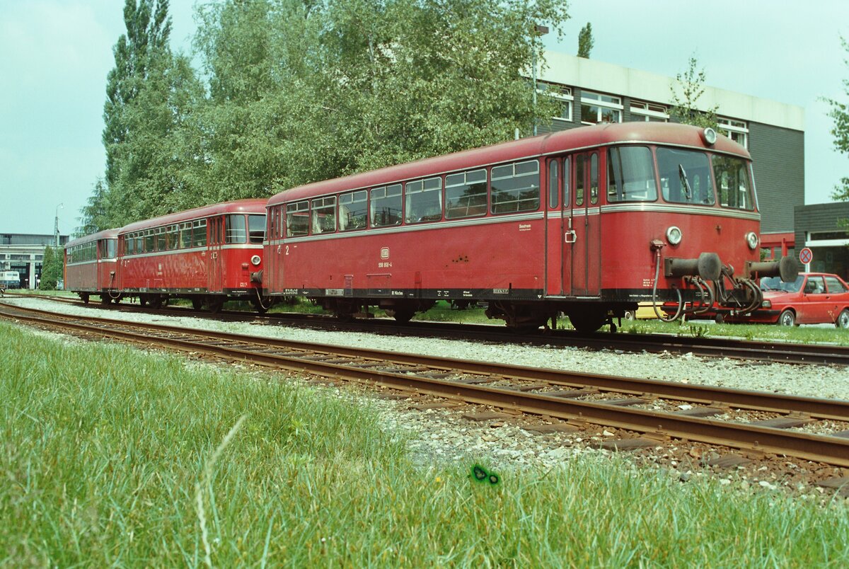 Uerdinger Schienenbusse vor dem Bw Rosenheim, 12.06.1984
