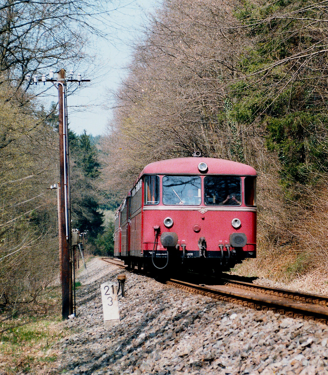 Uerdinger Schienenbuszug auf der DB-Nebenbahn Göppingen - Schwäbisch-Gmünd, 24.04.1984