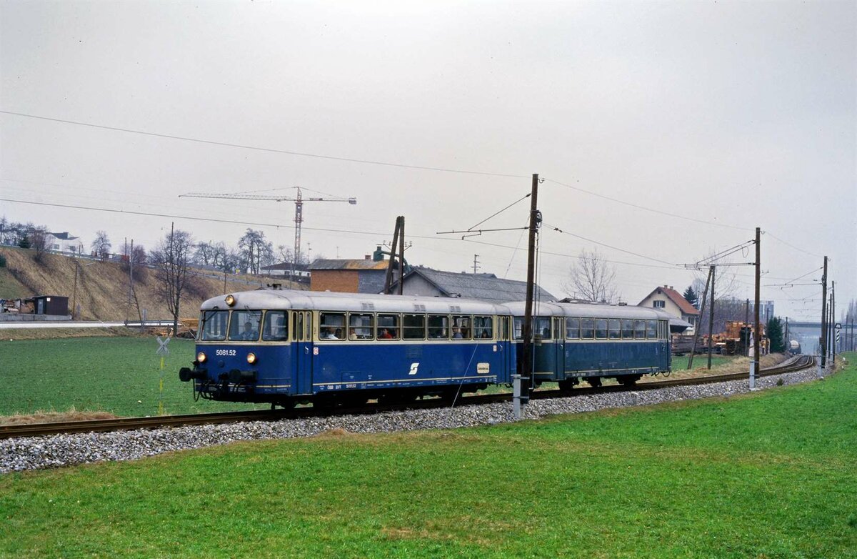 Uerdinger Schienenbuszug auf dem berühmten Dreischienengleis der ÖBB-Lokalbahn Lambach-Gmunden. 
Datum: 06.04.1986 