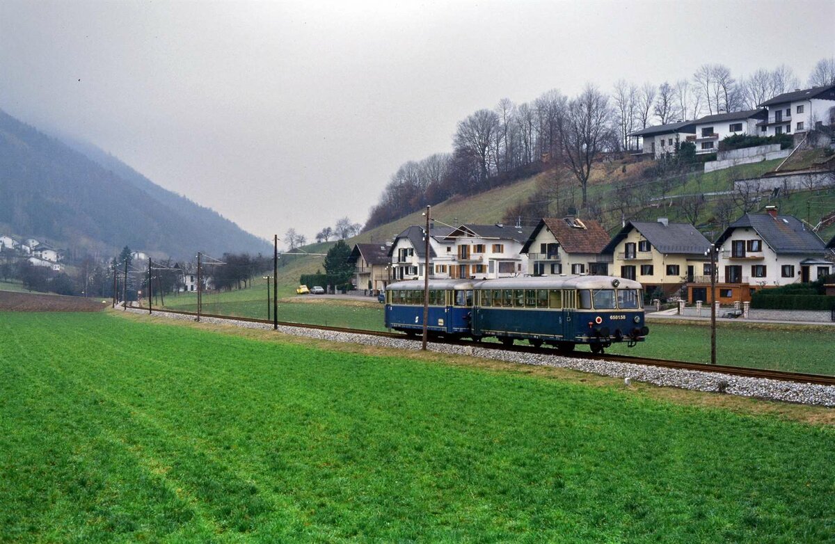 Uerdinger Schienenbuszug auf dem berühmten Dreischienengleis der ÖBB-Lokalbahn Lambach-Gmunden.
Datum: 06.04.1986