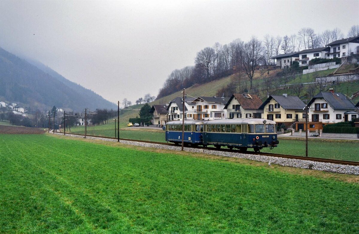 Uerdinger Schienenbuszug auf dem berühmten Dreischienengleis der ÖBB-Lokalbahn Lambach-Gmunden.
Datum: 06.04.1986