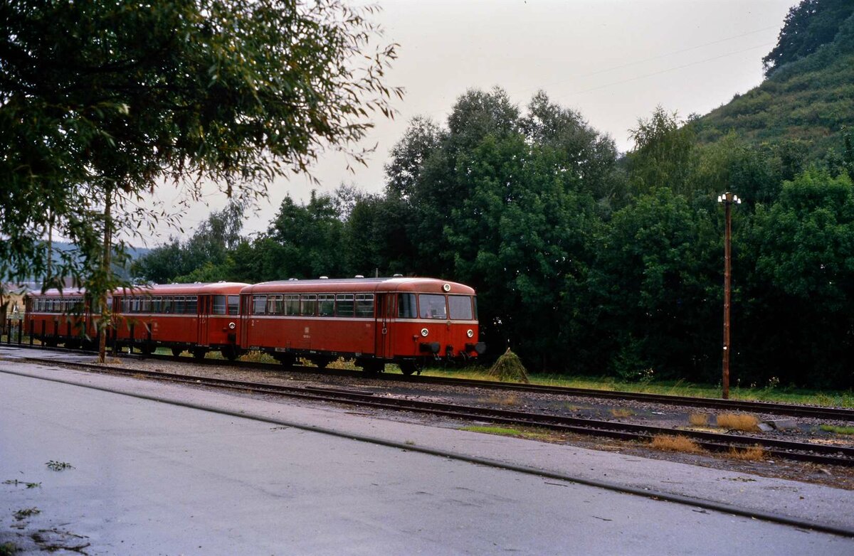 Uerdinger Schienenbuszug auf der Zabergäubahn zwischen Lauffen und Leonbronn, 06.09.1984.