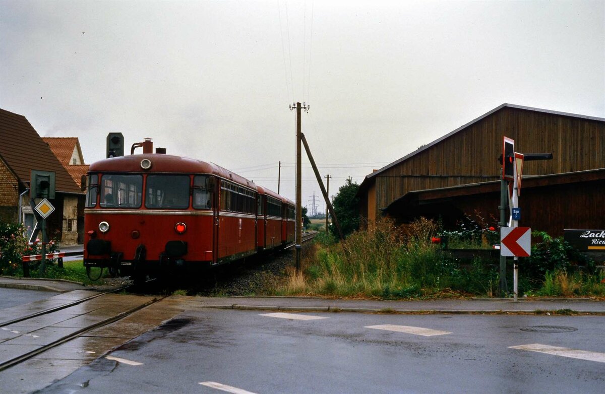Uerdinger Schienenbuszug auf der Zabergäubahn zwischen Lauffen und Leonbronn, 06.09.1984.