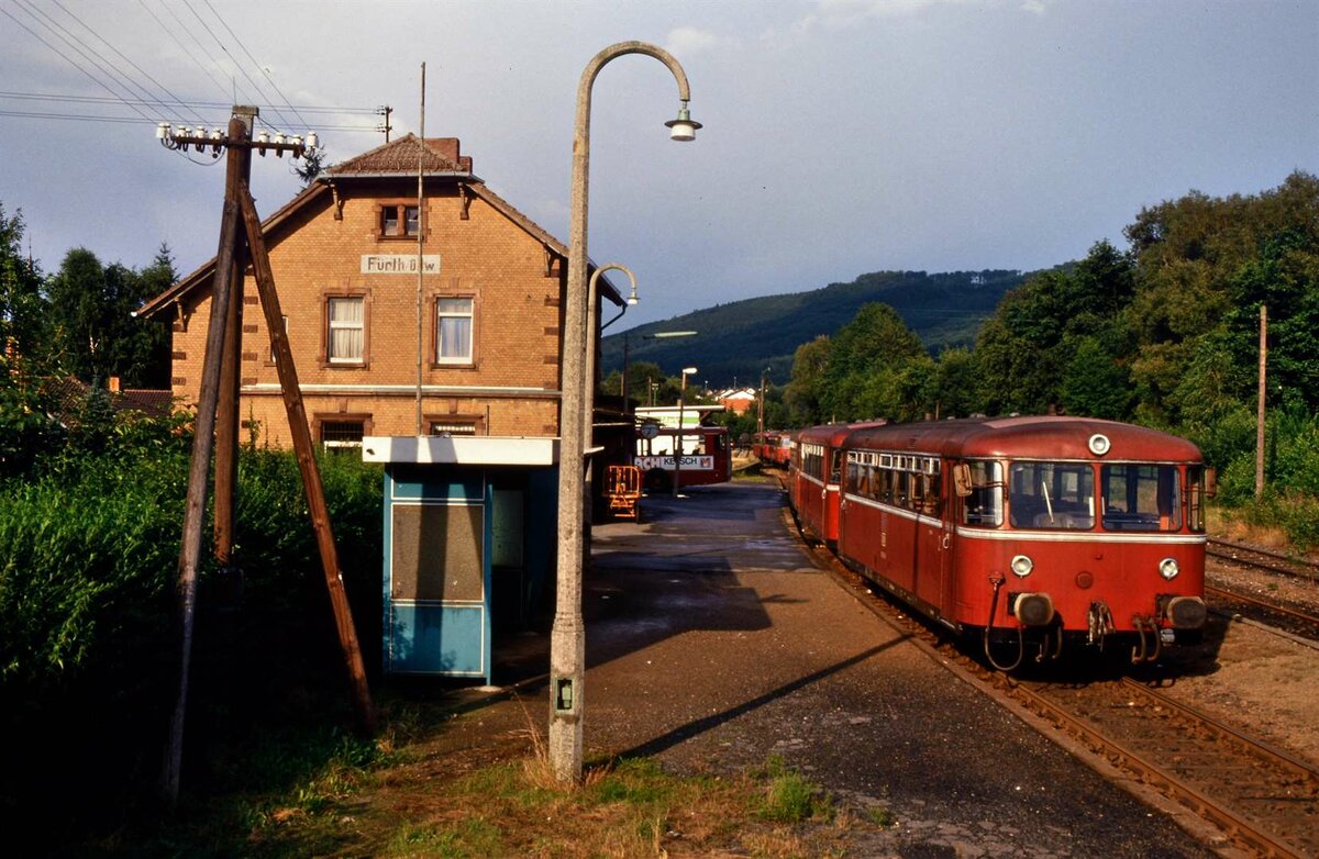 Uerdinger Schienenbuszug der DB-Nebenbahn Weinheim-Fürth vor dem Bahnhof Fürth. Datum unbekannt.
