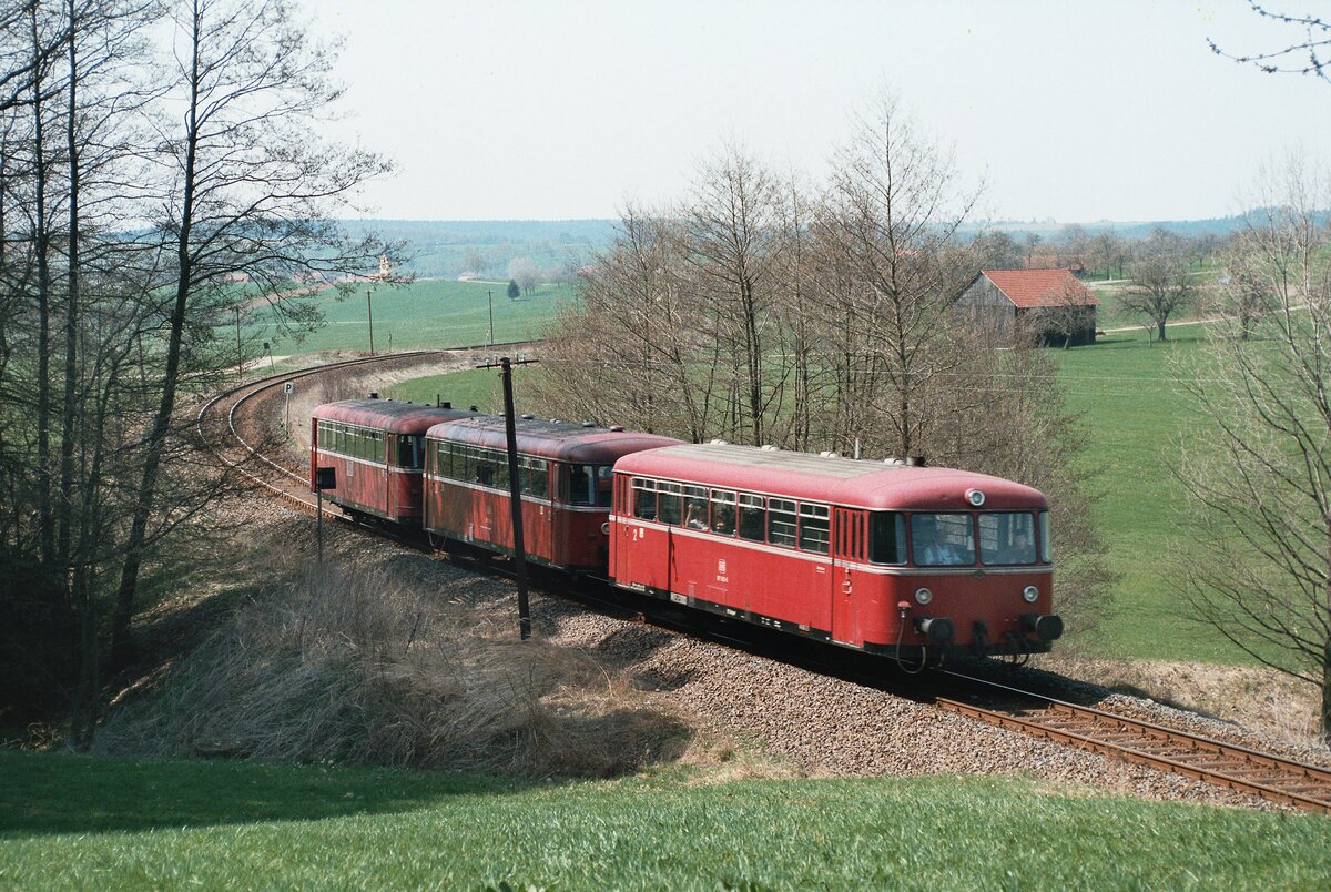 Uerdinger Schienenbuszug durchquert das  Ländle  zwischen Göppingen und Schwäbisch-Gmünd, 24.04.1984