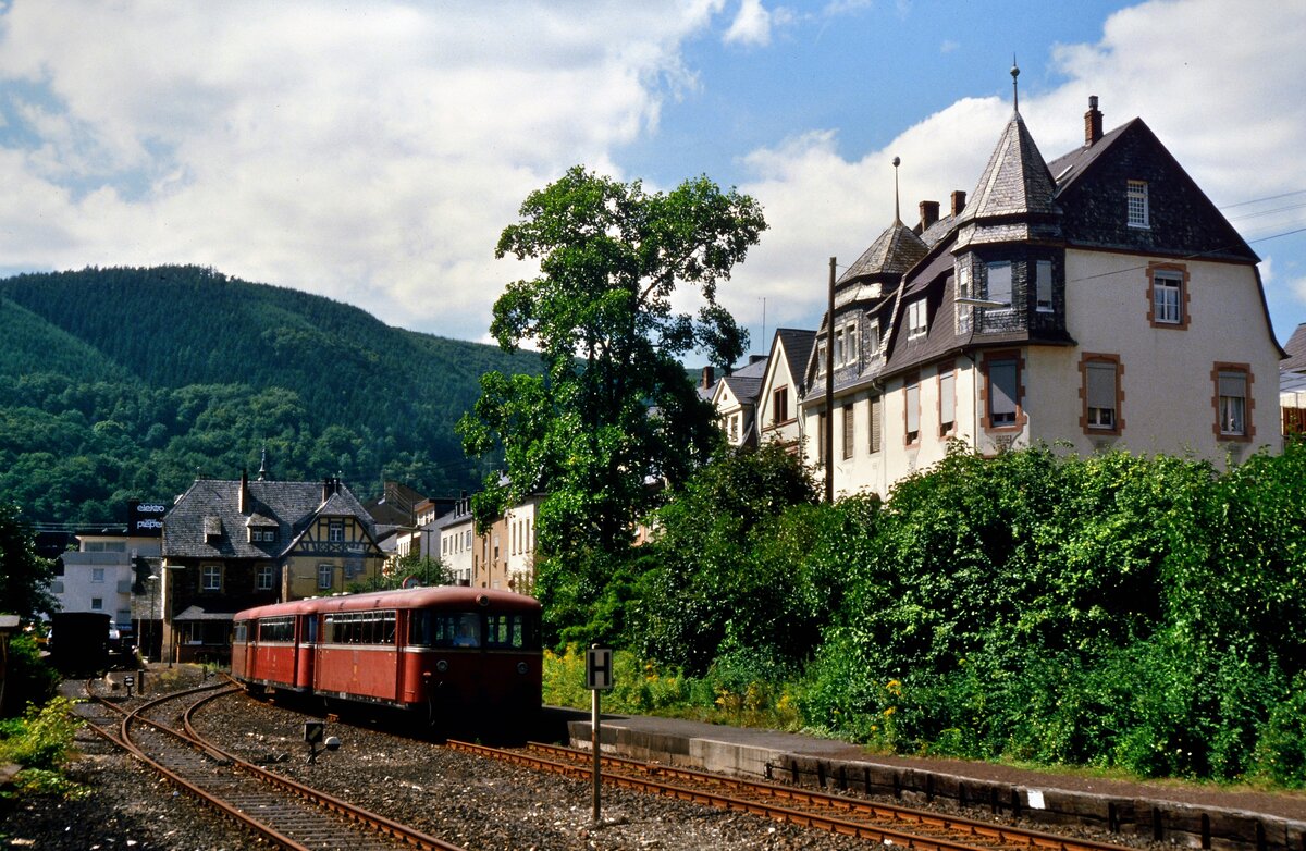 Uerdinger Schienenbuszug fährt durch Traben-Trarbach, 23.08.1985.