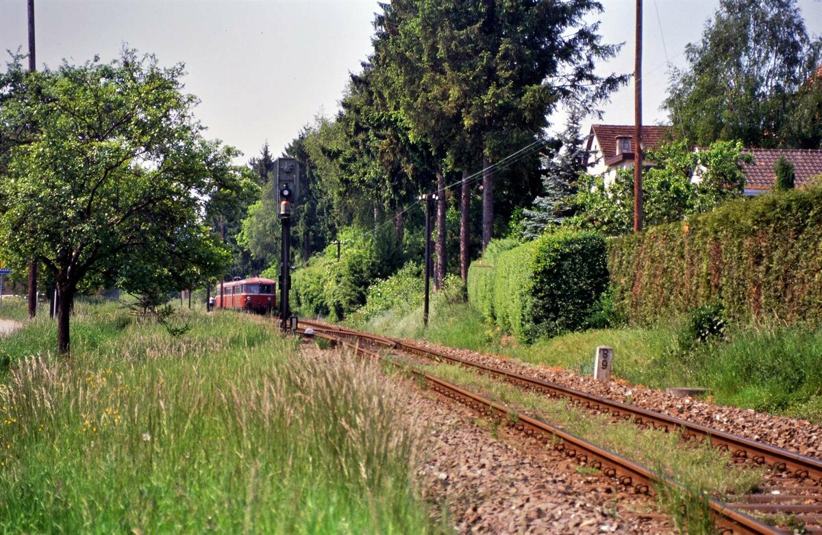 Uerdinger Schienenbuszug der Voralbbahn in Heiningen, der Zug fährt nach Göppingen. Datum: 01.03.1985