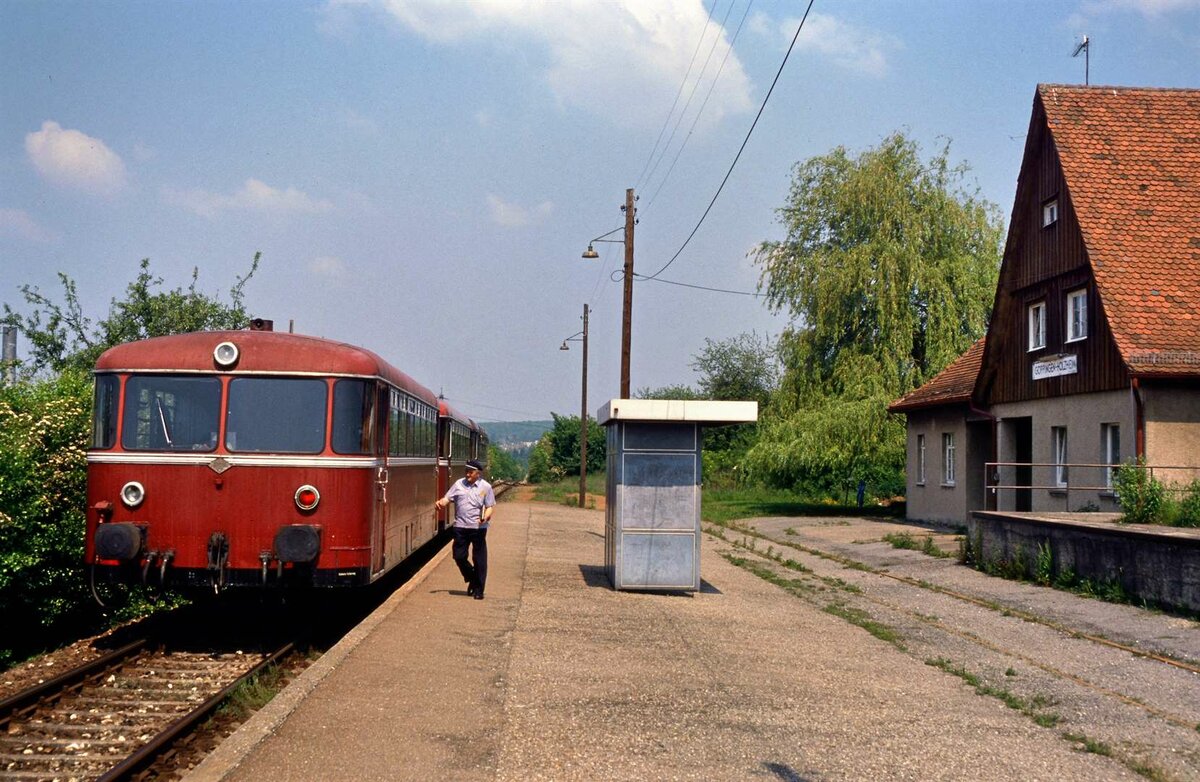 Uerdinger Schienenbuszug der Voralbbahn wartet bei einer Göppinger Vorortstation, 01.03.1985