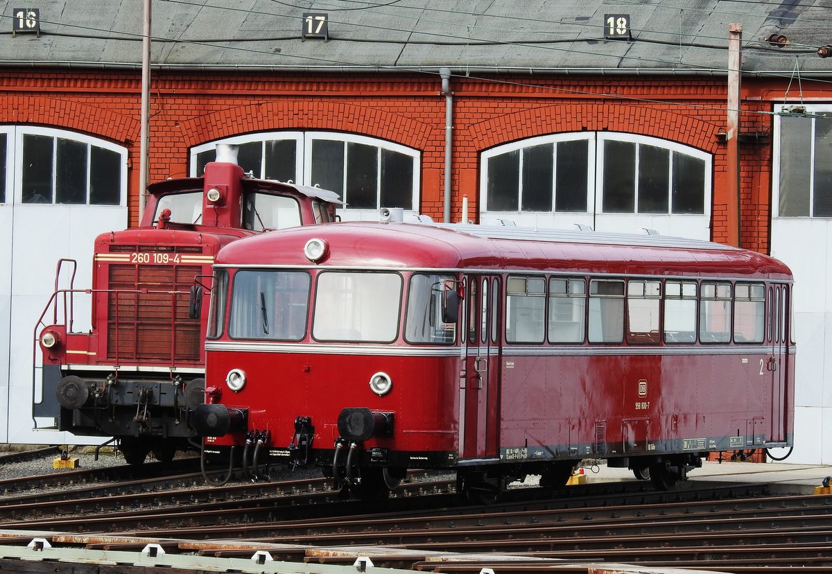 UERDINGER-TRIEBWAGEN DB 998 800-7 UND DIESELLOK 260 109-4 IN SIEGEN
Zwei Diesel-Oldies am 10.3.2020 vorm Ringlokschuppen in SIEGEN.....