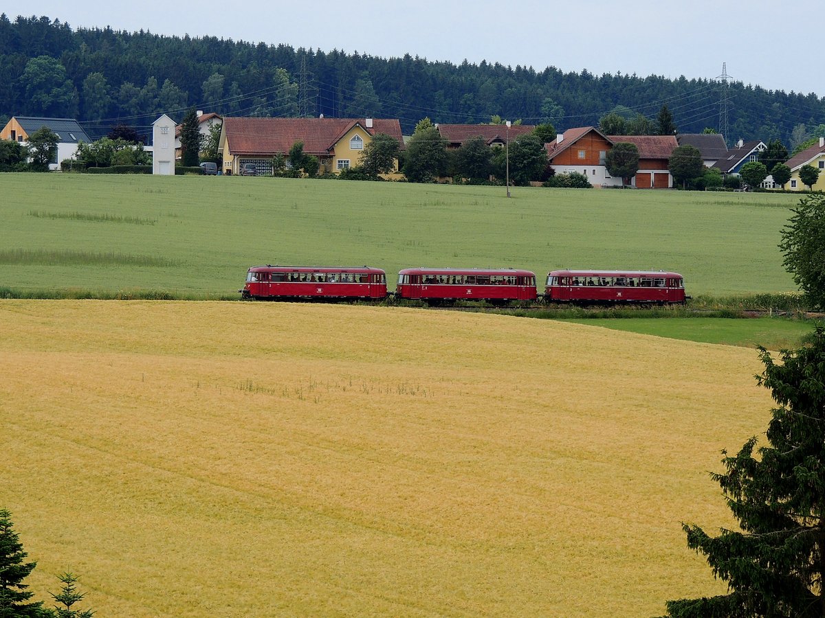 Uerdinger-Triebwagen der PEF, durchstreift als  Traunsee-Express  die Landschaft der Hausruckbahn, seinem Ziel Gmunden entgegen; 190620