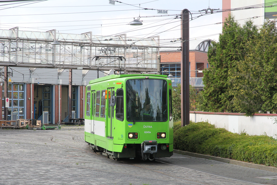 Üstra 6245 // Hannover (Betriebshof Glocksee) // 29. August 2022
Das Foto wurde von der benachbarten Straße aufgenommen.
