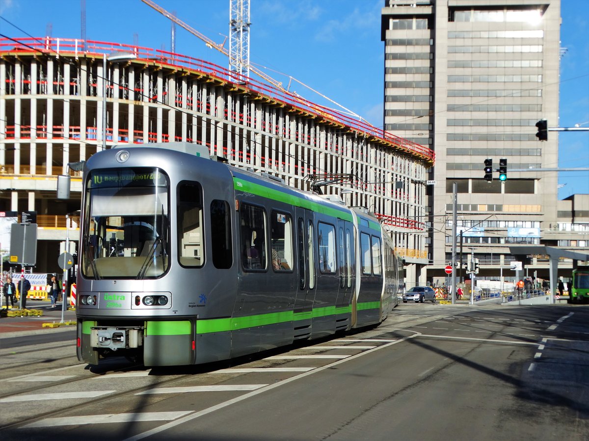 ÜSTRA Hannoversche Verkehrsbetriebe TW2000 Wagen 2596 am 17.11.17 in Hannover ZOB