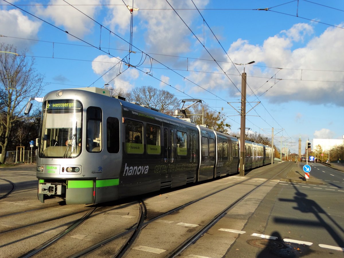 ÜSTRA Hannoversche Verkehrsbetriebe TW2500 Wagen 2553 am 17.11.17 in Hannover 
