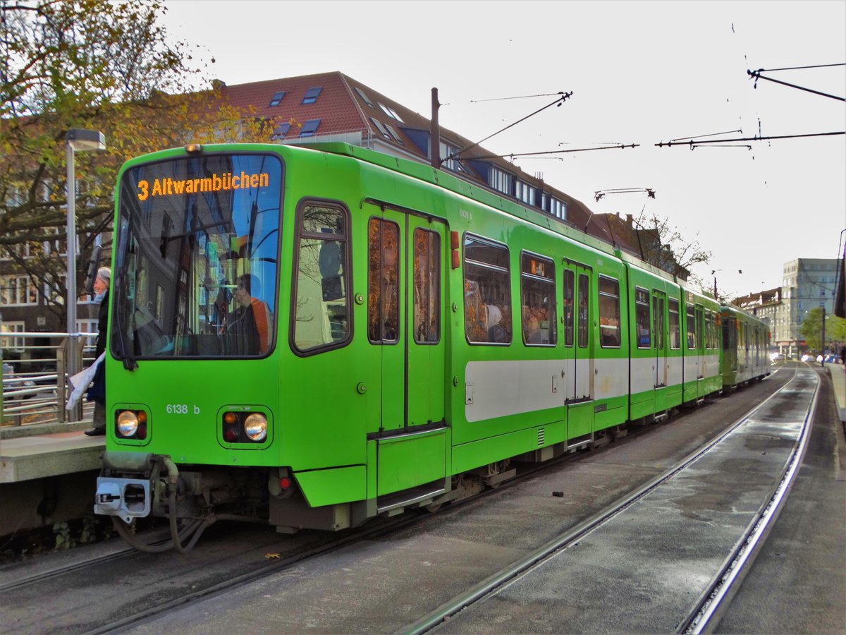 ÜSTRA Hannoversche Verkehrsbetriebe TW6000 Wagen 6138 und 6213 als Doppeltraktion am 17.11.17 in Hannover