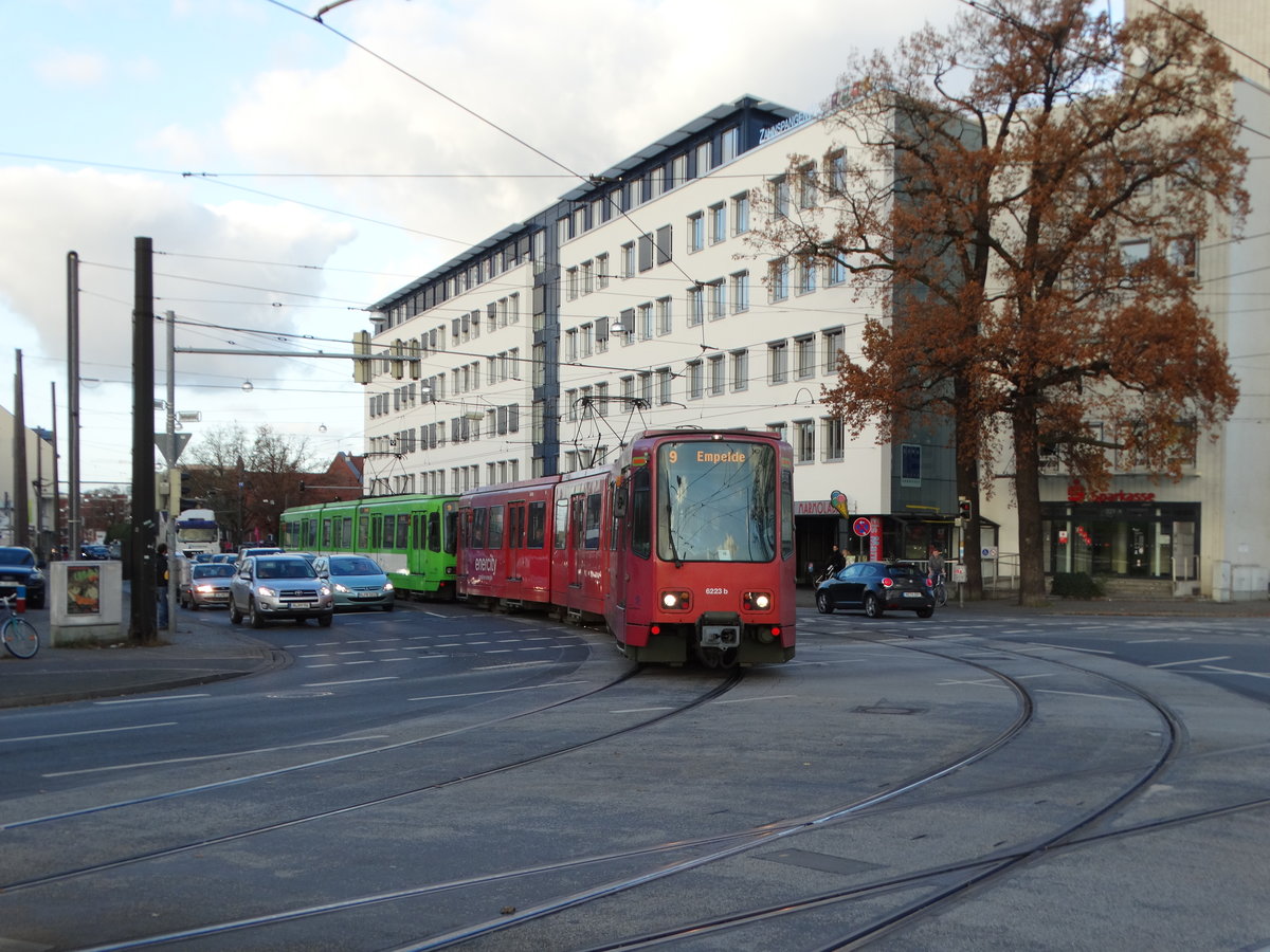 ÜSTRA Hannoversche Verkehrsbetriebe TW6000 Wagen 6223 und 6146 als Doppeltraktion am 17.11.17 in Hannover