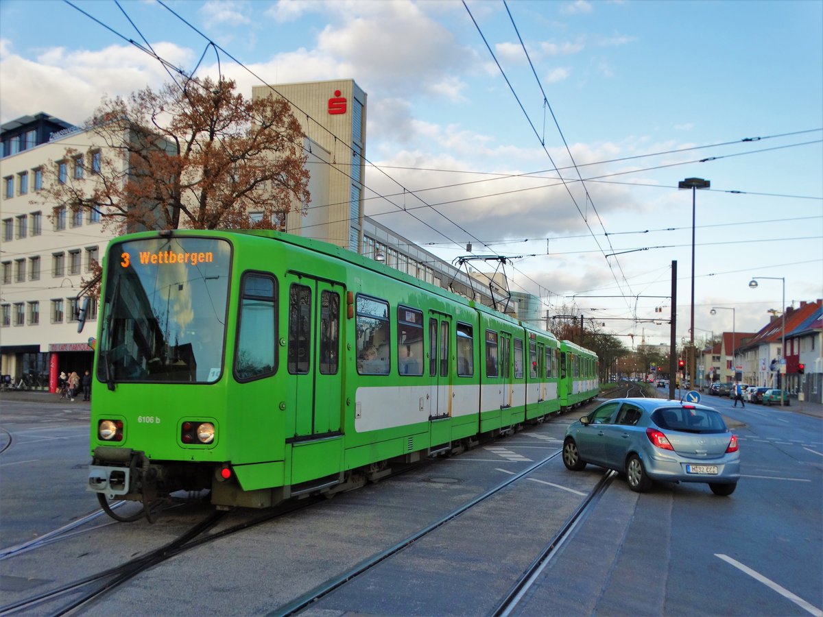 ÜSTRA Hannoversche Verkehrsbetriebe TW6000 Wagen 6106 und 6118 als Doppeltraktion am 17.11.17 in Hannover