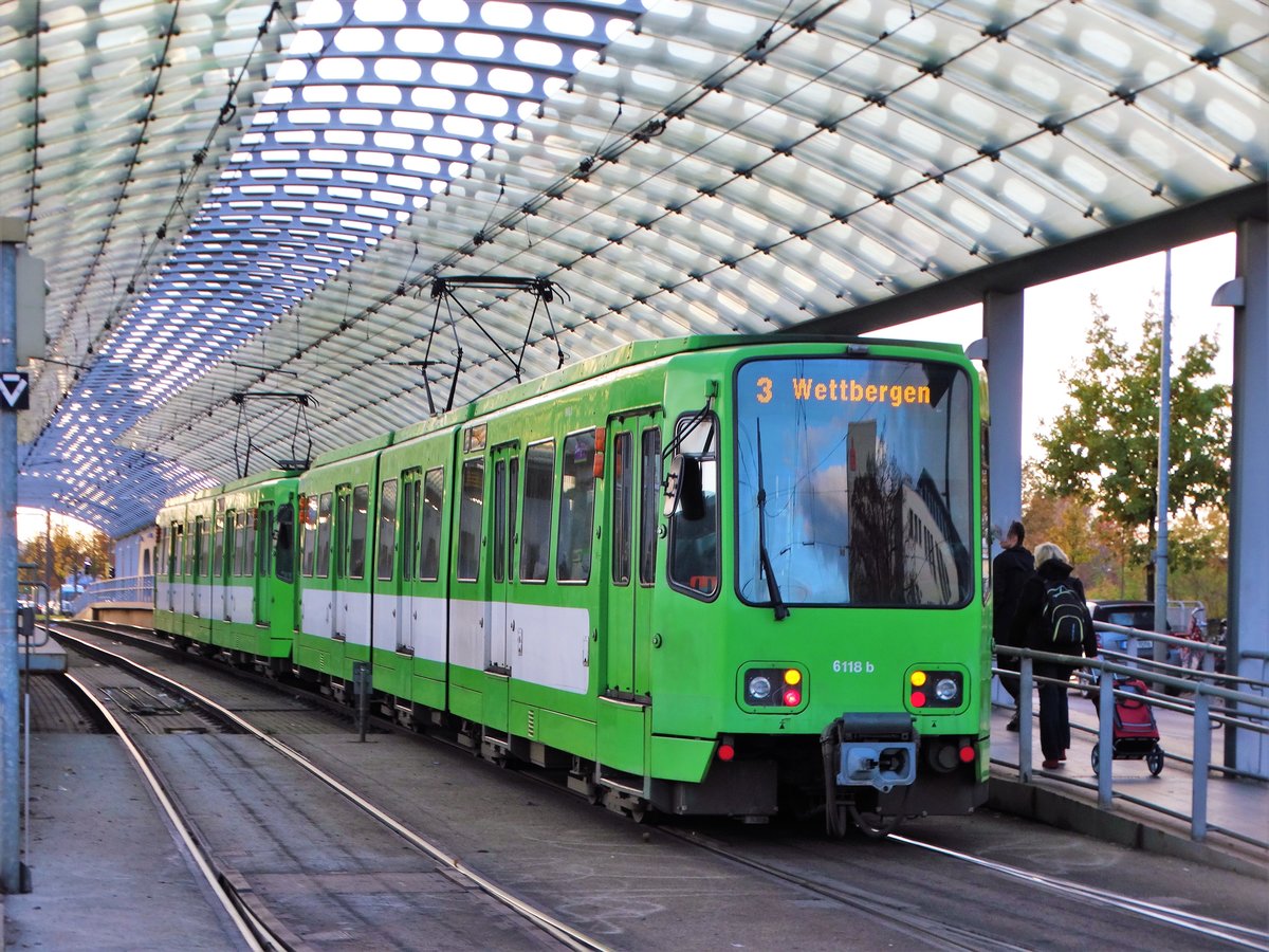 ÜSTRA Hannoversche Verkehrsbetriebe TW6000 Wagen 6118 und 6106 als Doppeltraktion am 17.11.17 in Hannover