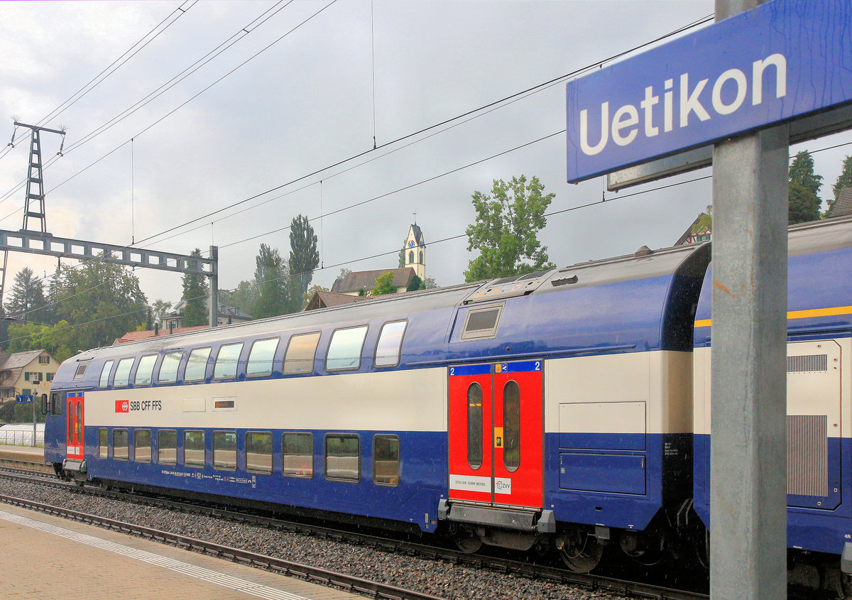 Uetikon am Zürichsee. Steuerwagen 50 85 86-33 054 eines Doppelstock-Pendelzugs auf der S7 nach Winterthur. 6.August 2019 
