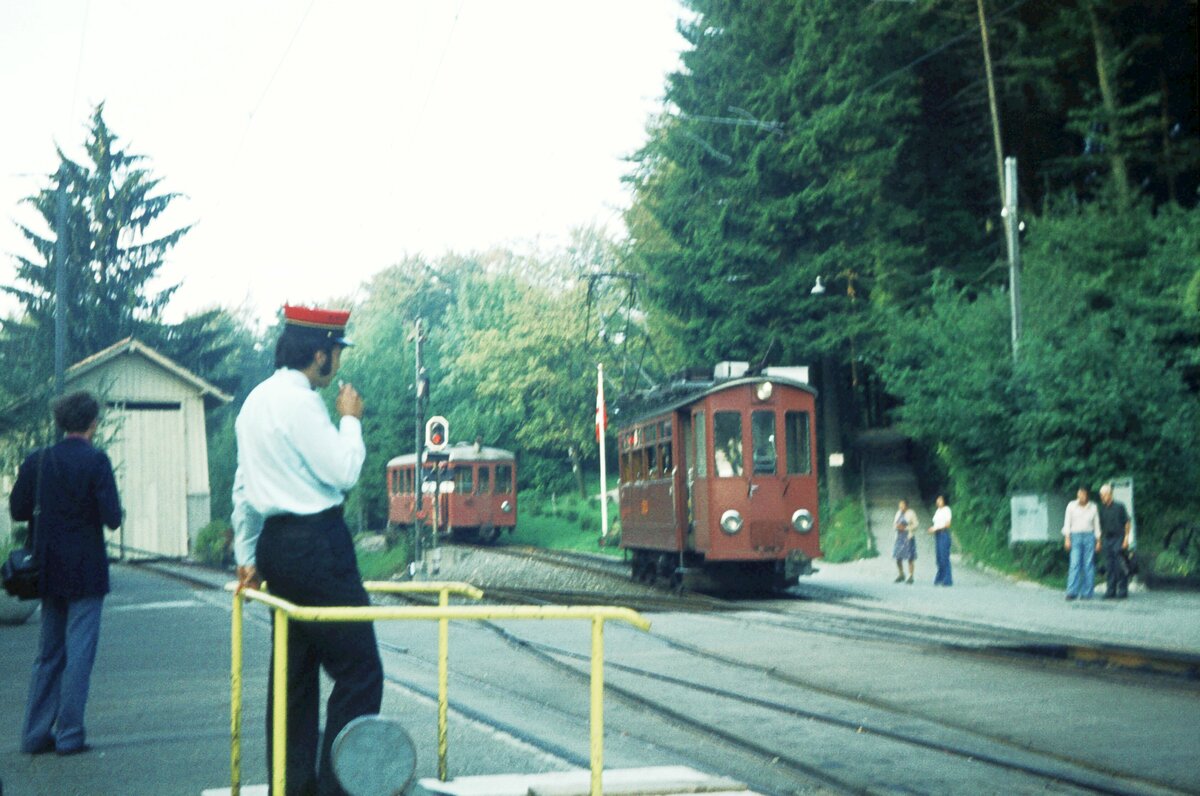 Uetlibergbahn Zürich__Aha ! Natürlich, Rangieren nur unter Aufsicht ! Anläßlich einer Sonderfahrt: Uetliberg-Tram Ce 2/2 Nr.22 (ex Nr. 2) aus dem Jahr der Elektrifizierung 1923 rangiert.__14-09-1974