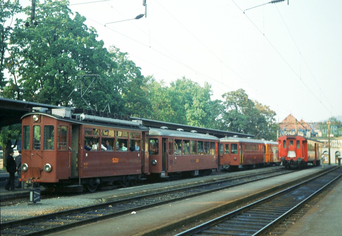 Uetlibergbahn Zürich__Sonderzug des Uetlibergtram für die Verkehrsfreunde Stuttgart, bestehend aus Tw Ce 2/2 Nr. 22 (ex Nr.2) von 1923 und Bw 213 von 1950 im damaligen, gemeinsam mit der Sihltalbahn genutzten Kopfbhf. Zürich-Selnau der 1990 stillgelegt und abgebrochen, und durch den neu gebauten, unterirdischen Durchgangsbahnhof mit Verlängerung zum Hauptbahnhof Zürich ersetzt wurde.__14-09-1974