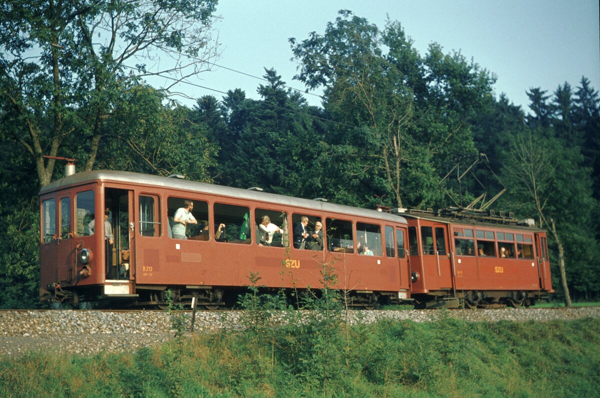 Uetlibergbahn Zürich__Uetliberg-Tram Ce 2/2 Nr.22 (ex Nr. 2) mit Bw Nr.213 (ex 63) anläßlich einer Sonderfahrt beim Fotohalt auf der Strecke.__14-09-1974 
