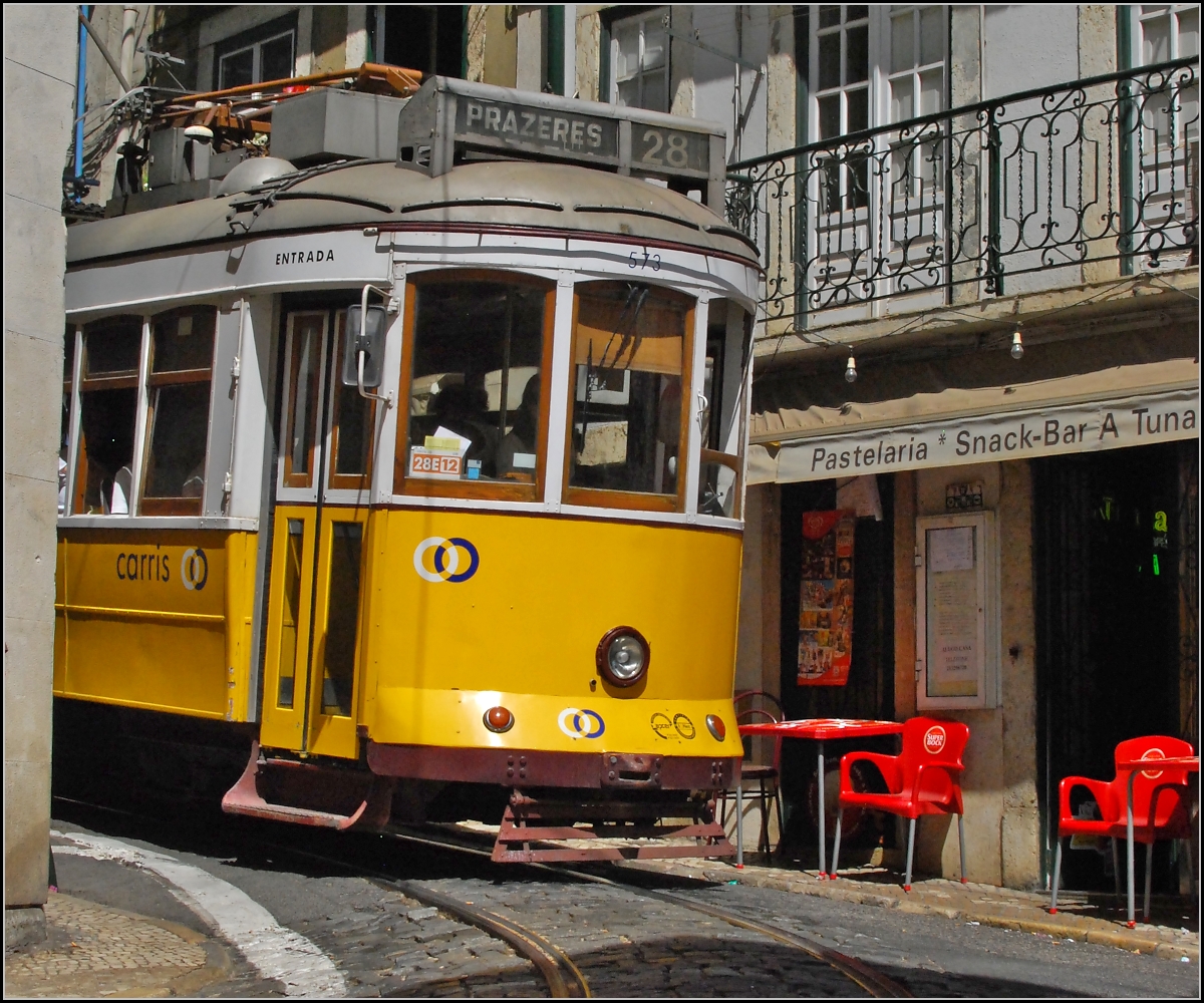 <U>Heiße Gleise.</U>

Alle paar Minuten zwängen sich hier die Triebwagen um die Ecke. Hintendran wird der Freund historischer Straßenbahnen von den roten Stühlen freundlich zu einem portugiesischem Espresso eingeladen. Alfama, Lissabon im September 2010. 