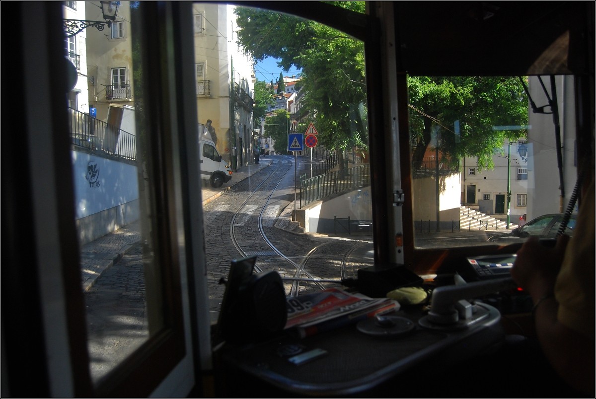 <U>Heiße Gleise.</U>

Die 28 fährt hier steil rechts runter, die Touristenlinie 12 links hoch. Alfama, Lissabon im September 2010.

