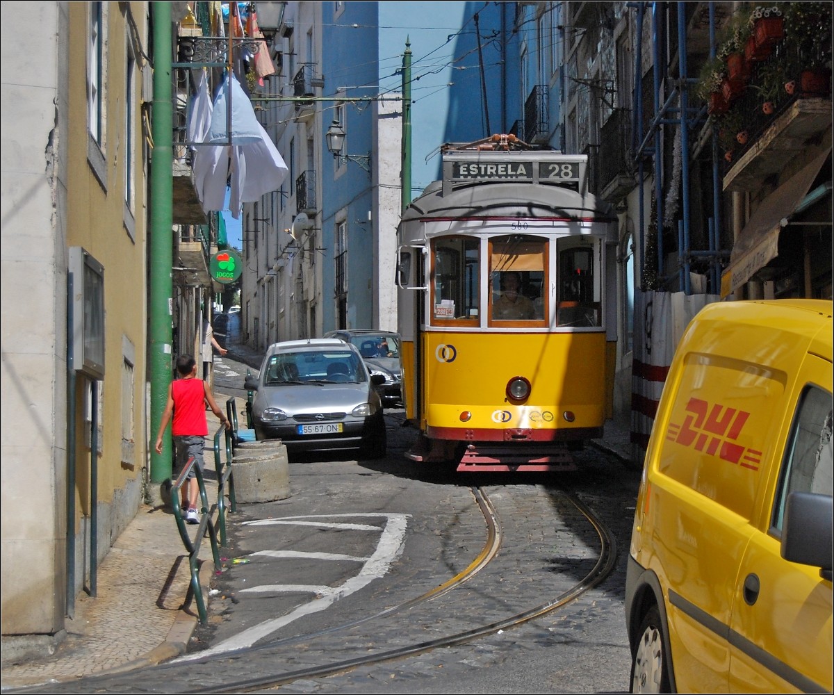 <U>Heiße Gleise.</U>

In der Rua das Escolas Gerais muss man die Straßenseite als Fußgänger sorgfältig wählen. Die Linie 28 fährt im Gegenverkehr auf einem Gleis um einige Ecken herum. Alfama, Lissabon im September 2010. 