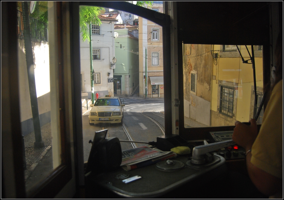 <U>Heiße Gleise.</U>

Nach Weiche Scheitelpunkt noch einer Weiche muss hier der Gegenbogen beachtet werden, sonst gibt es im Haus rechts ungebetenen Besuch. Alfama, Lissabon im September 2010.