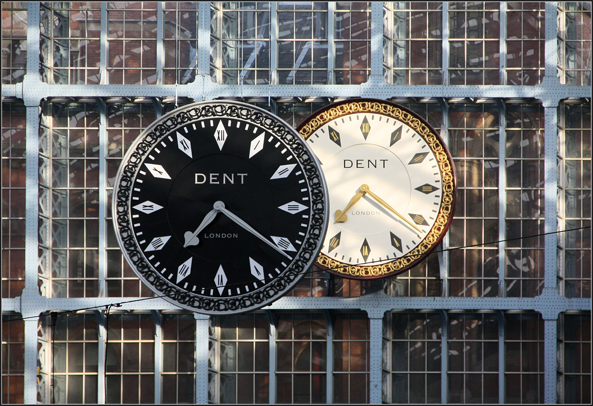 Uhren-Doppelung -

London St. Pancras.

28.06.2015 (M)